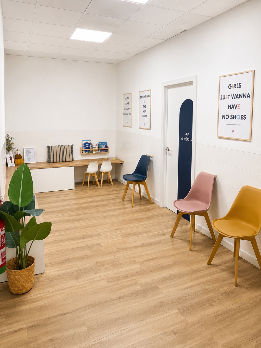 Sala de espera infantil de Podología & Biomecánica Rivas, cálida y colorida